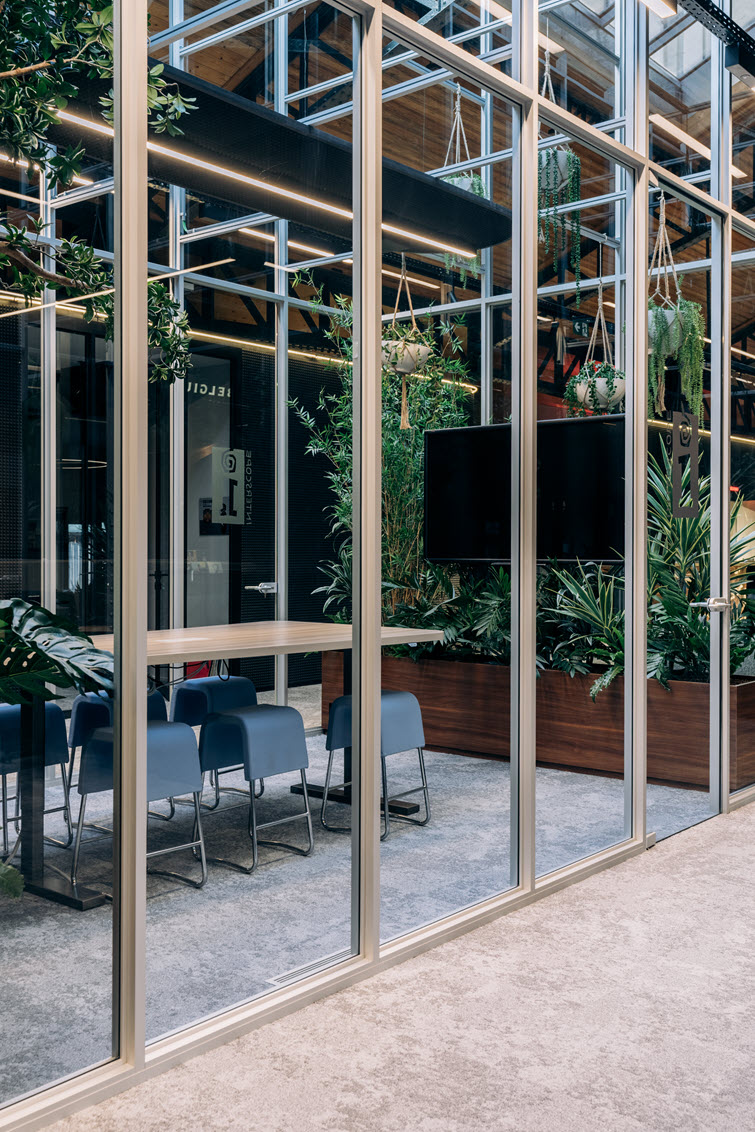 Élément de bureau en noyer composé de panneaux Unilin avec structure en placage.